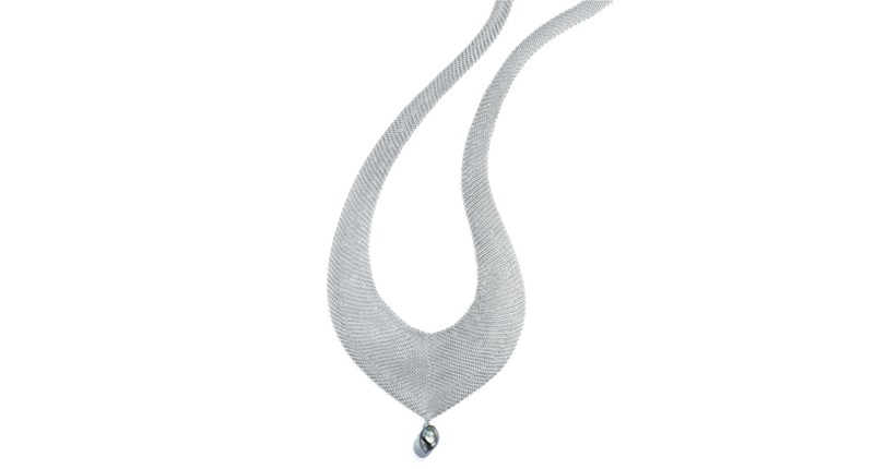 “Mesh” bib extra-large necklace in sterling silver with a Keshi pearl weighing more than 5 grams “Mesh” bib extra-large necklace in sterling silver with a Keshi pearl weighing more than 5 grams