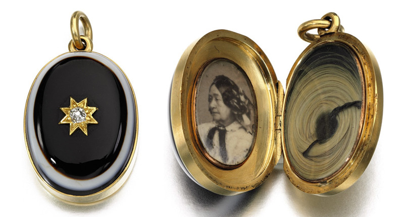 This banded agate and diamond pendant, commissioned by Prince Albert, opens to reveal a miniature photograph of Queen Victoria’s mother, the Duchess of Kent, and a lock of hair. The reverse bears the inscription “Dear Mama b. Aug 17 1786 | from Albert in remembrance of March 16 1861 | Du warst uns Freud und Glück (You were our joy and happiness)”. (£1,000-£1,500, or about $1,400-$2,100)