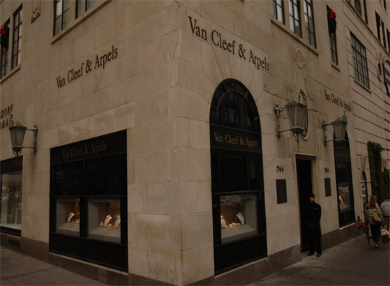 29. (tie) VAN CLEEF & ARPELS
        <br />
        744 Fifth Avenue, New York, NY 10019
        <br />
        Phone: 212-644-9500 Fax: 212-265-0036
        <br />
        16 units* 29. (tie) VAN CLEEF & ARPELS
        <br />
        744 Fifth Avenue, New York, NY 10019
        <br />
        Phone: 212-644-9500 Fax: 212-265-0036
        <br />
        16 units*