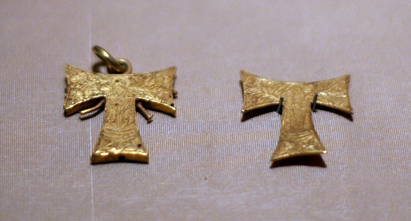 Cast and engraved gold Tau Cross pendants circa 1485 England from the Cloisters Collection at The Metropolitan Museum of Art in New York (Image courtesy of Wikimedia Commons/shooting_Brooklyn) Cast and engraved gold Tau Cross pendants circa 1485 England from the Cloisters Collection at The Metropolitan Museum of Art in New York (Image courtesy of Wikimedia Commons/shooting_Brooklyn)