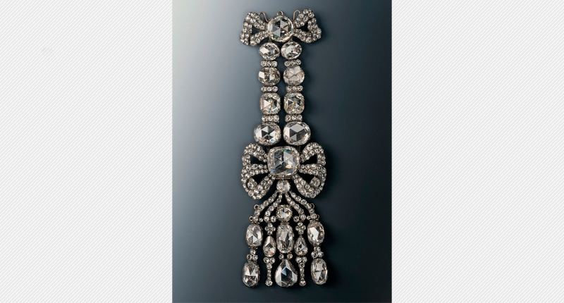 An epaulette featuring 20 large and 216 small diamonds; the largest diamond is about 31.5 carats. (Photo credit: © Grünes Gewölbe, Staatliche Kunstsammlungen Dresden; Photo: Jürgen Karpinski) An epaulette featuring 20 large and 216 small diamonds; the largest diamond is about 31.5 carats. (Photo credit: © Grünes Gewölbe, Staatliche Kunstsammlungen Dresden; Photo: Jürgen Karpinski)