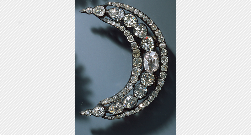 A crescent moon-shaped hair pin (Photo credit:© Grünes Gewölbe, Staatliche Kunstsammlungen Dresden; Photo: Jürgen Karpinski) A crescent moon-shaped hair pin (Photo credit:© Grünes Gewölbe, Staatliche Kunstsammlungen Dresden; Photo: Jürgen Karpinski)