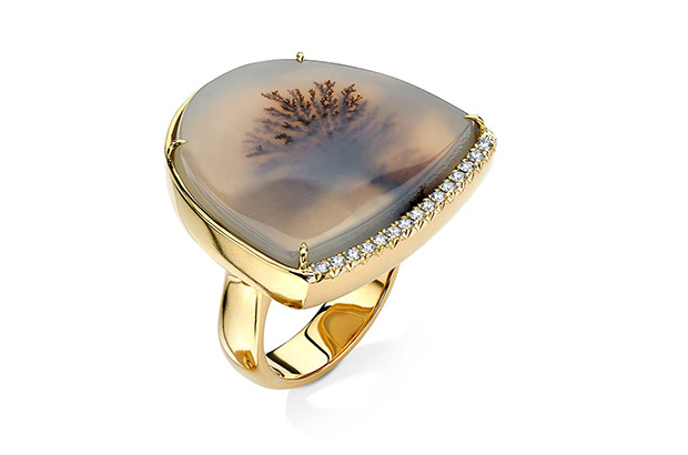 Pamela Huizenga’s 18-karat gold pendant features dendritic agate and diamonds (price upon request).<br />
<a href="http://www.pamelahuizenga.com/" target="_blank"><span style="color: rgb(255, 0, 0);">pamelahuizenga.com</span></a>