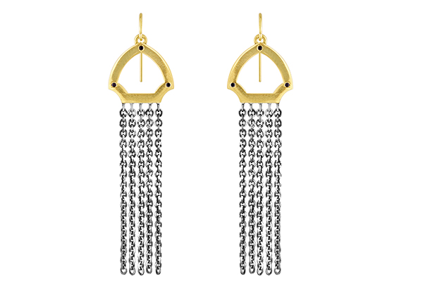 Amy Glaswand’s “Hook Fringe” earrings are made in 18-karat gold with a rhodium-plated silver chain and black diamonds ($2,000).<br />
<a href="http://amyglaswand.com/" target="_blank"><span style="color: rgb(245, 255, 250);">amyglaswand.com</span></a>