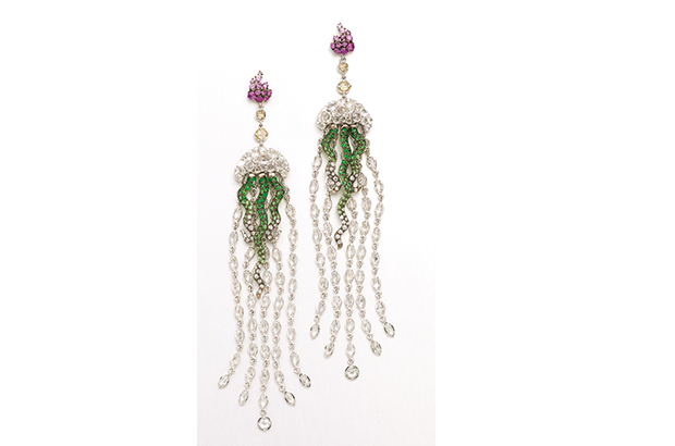 Wendy Yue gets swingy with these18-karat white gold earrings with white and pink sapphires, tsavorites and fancy diamonds ($12,600).<br />
<a href="http://www.wendyyue.com/index.php" target="_blank"><span style="color: rgb(245, 255, 250);">wendyyue.com</span></a>