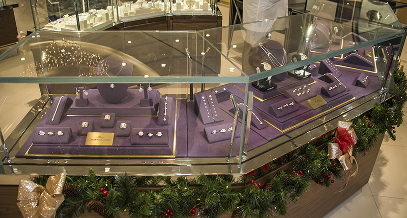A display of “Crown of Light” diamonds inside a Diamonds International store. The retail chain was included on the 2018 “State of the Majors” list, ranking No. 31 on the “$100 Million Supersellers” list and No. 7 on the list of specialty jewelers with the most stores in North America. A display of “Crown of Light” diamonds inside a Diamonds International store. The retail chain was included on the 2018 “State of the Majors” list, ranking No. 31 on the “$100 Million Supersellers” list and No. 7 on the list of specialty jewelers with the most stores in North America.