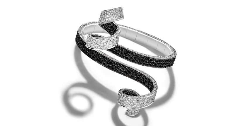 Bracelet in 18-karat white gold with 866 white diamonds (6.95 total carats) and 633 black diamonds (8.71 carats) Bracelet in 18-karat white gold with 866 white diamonds (6.95 total carats) and 633 black diamonds (8.71 carats)
