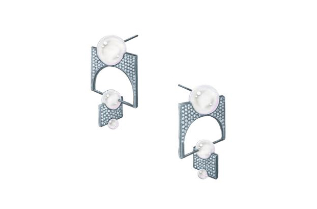 The Orient Award goes to a compelling design aesthetic that inspires a new affinity for pearls. In the 2015-2016 contest, it was given to Kuan-Chen Hou of Taipei City, Taiwan for “Sizing Up Shapes.” The Orient Award goes to a compelling design aesthetic that inspires a new affinity for pearls. In the 2015-2016 contest, it was given to Kuan-Chen Hou of Taipei City, Taiwan for “Sizing Up Shapes.”