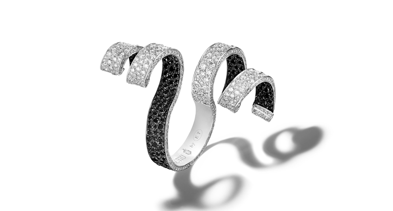 18-karat white gold ring with 686 white diamonds (5.01 carats) and 391 black diamonds (4.22 carats) 18-karat white gold ring with 686 white diamonds (5.01 carats) and 391 black diamonds (4.22 carats)
