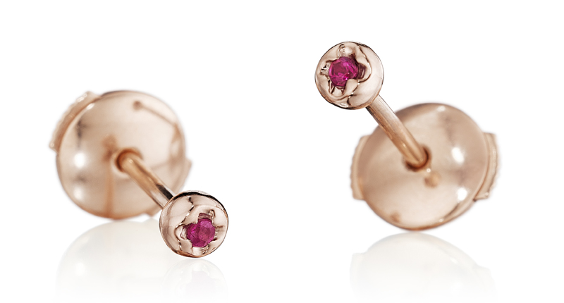 These earrings are made of 18-karat rose gold with rubies. “My First Earrings” does not use any white gold, as white gold alloys are more likely to incite allergies.