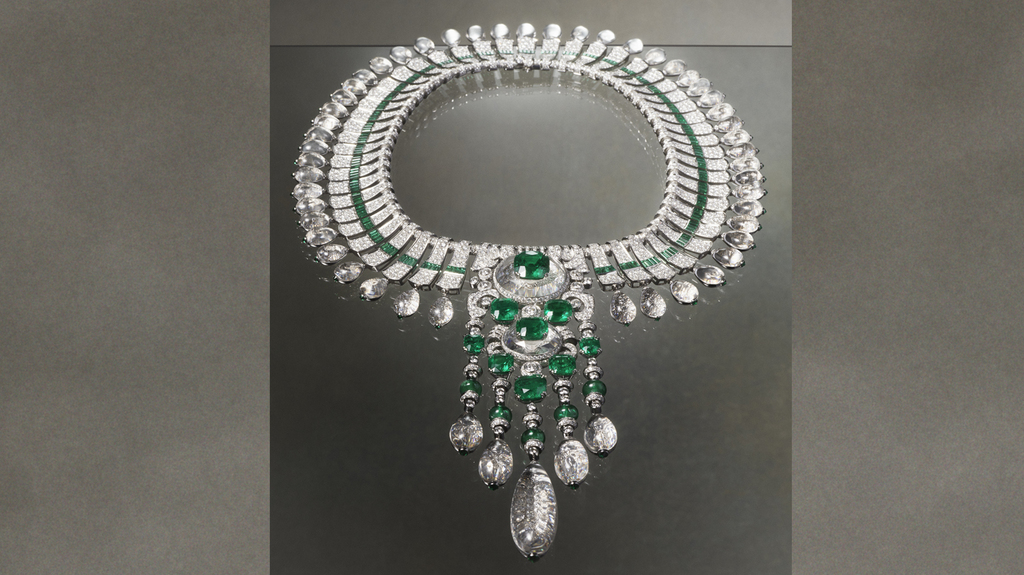 The necklace’s center component converts into a brooch, and the collar can be worn separately.