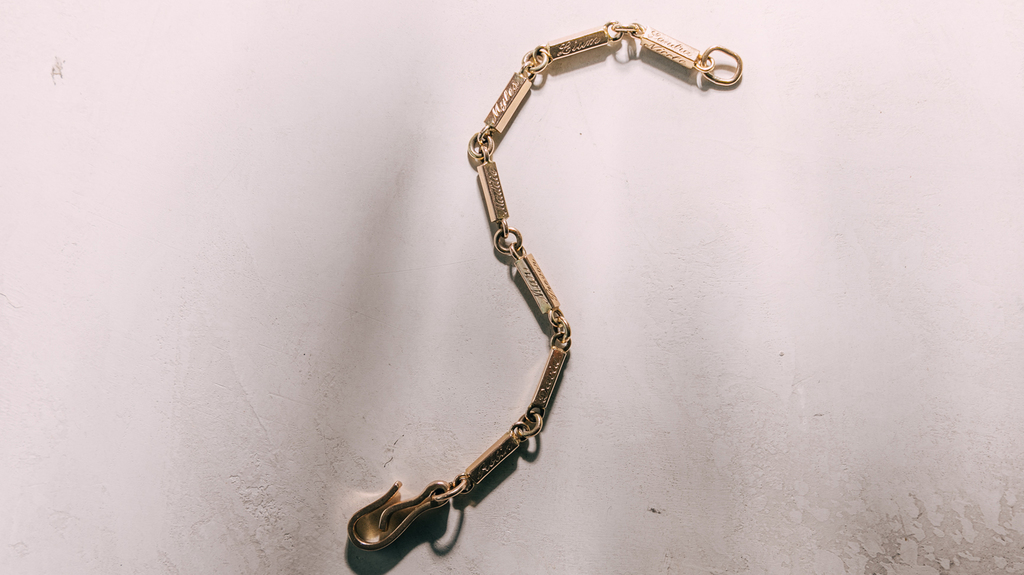Each bar of the family bracelet can be engraved. Each bar of the family bracelet can be engraved.