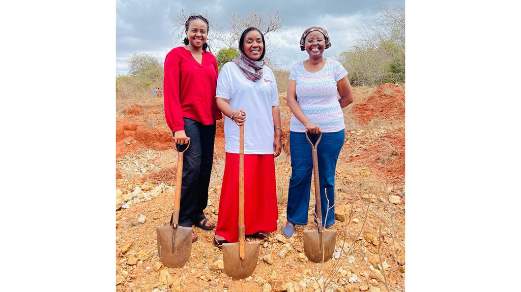 This picture was taken in October 2021 when a delegation of Kenyan miners, government officials, and AWEIK leaders came to the Moyo Tanzania Market Day to see how it worked. Pictured from left to right are AWEIK CEO Hannah Wang'ombe, TAWOMA Chairwoman Salma Kundi Ernst, and Pact Kenya Director Jacquie Ndirangu. (Photo credit: Norbert Massay/Pact) This picture was taken in October 2021 when a delegation of Kenyan miners, government officials, and AWEIK leaders came to the Moyo Tanzania Market Day to see how it worked. Pictured from left to right are AWEIK CEO Hannah Wang'ombe, TAWOMA Chairwoman Salma Kundi Ernst, and Pact Kenya Director Jacquie Ndirangu. (Photo credit: Norbert Massay/Pact)