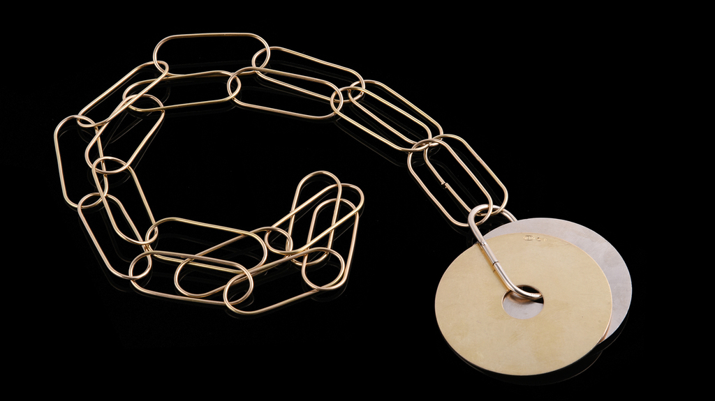 This disc necklace by American jeweler Irena Borzena Ustjanowski, or “IBU,” could sell for £4,000 to £6,000 ($5,400-$8,100). This disc necklace by American jeweler Irena Borzena Ustjanowski, or “IBU,” could sell for £4,000 to £6,000 ($5,400-$8,100).