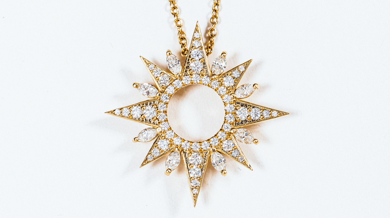 The “Soleil Pendant” in yellow gold