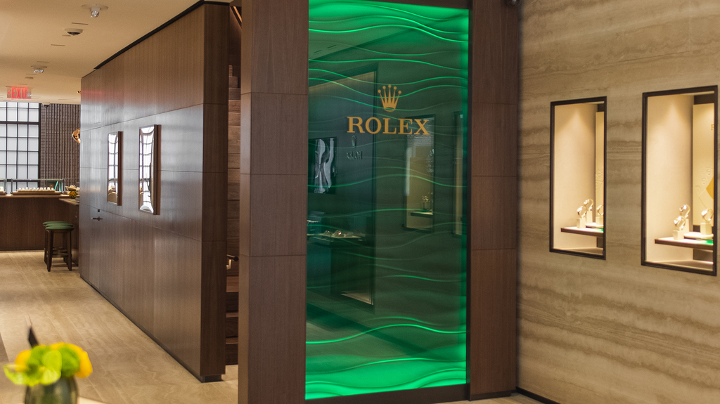 Long’s Jewelers’ sixth location creates warmth through a mix of textures and materials. Long’s Jewelers’ sixth location creates warmth through a mix of textures and materials.