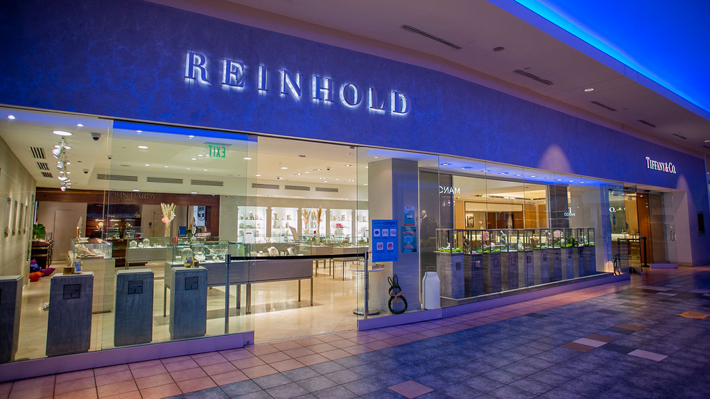 Marie Helene’s company, Grupo Reinhold, consists of two Reinhold Jewelers stores, a freestanding Tiffany & Co. boutique, a David Yurman boutique, and a men’s concept store called Kiyume. Marie Helene’s company, Grupo Reinhold, consists of two Reinhold Jewelers stores, a freestanding Tiffany & Co. boutique, a David Yurman boutique, and a men’s concept store called Kiyume.
