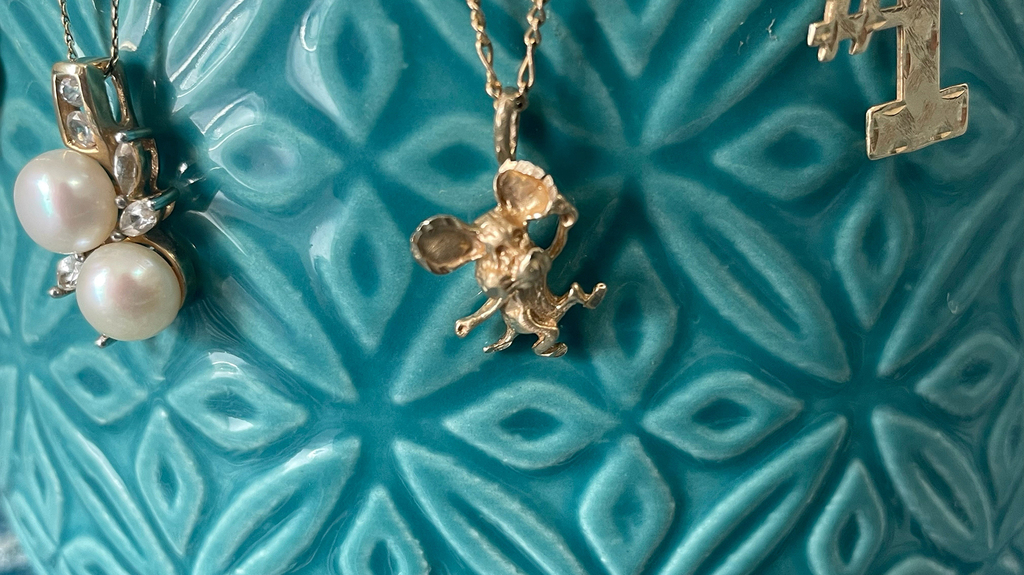 A closer look at my mom’s mouse charm. This guy just cracks me up. A closer look at my mom’s mouse charm. This guy just cracks me up.