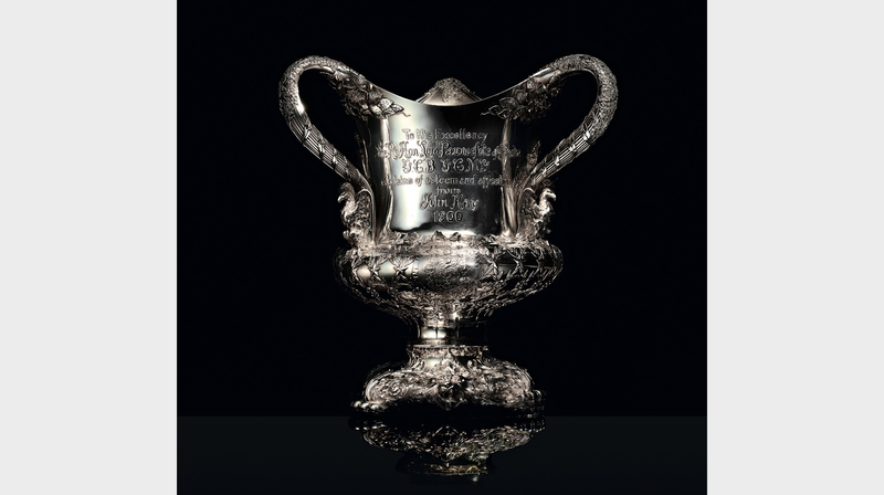 โกลด์และเงินสเตอร์ลิง Hay-Pauncefote Treaty Love Cup ออกแบบโดย Tiffany & Co. สำหรับ Julian Pauncefote, 1st Baron Pauncefote, 1900 (ลิขสิทธิ์ Tiffany & Co./ภาพโดย Thomas Milewski)